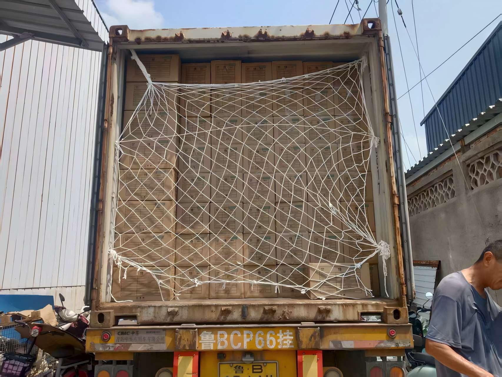 Jingle jusqu'au Royaume-Uni ! Deux conteneurs de décorations de Noël artificielles viennent d'être expédiés !