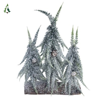 Маленькая украшенная рождественская елка