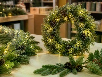 Choose China Cordless Christmas Wreath Suppliers by Garland Depth