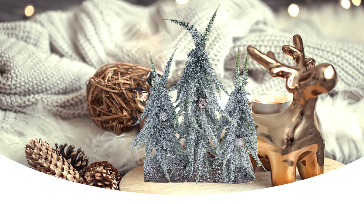 Маленькая украшенная рождественская елка Маленькая украшенная рождественская елка