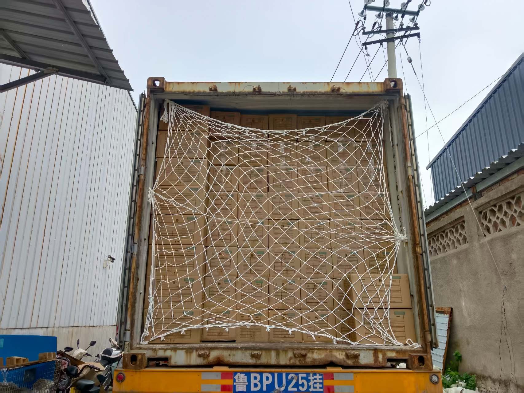 Jingle jusqu'au Royaume-Uni ! Deux conteneurs de décorations de Noël artificielles viennent d'être expédiés !