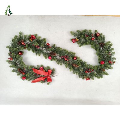 Рождественская красная гирлянда