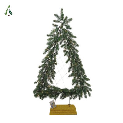 Рождественская елка на открытом воздухе с огнями