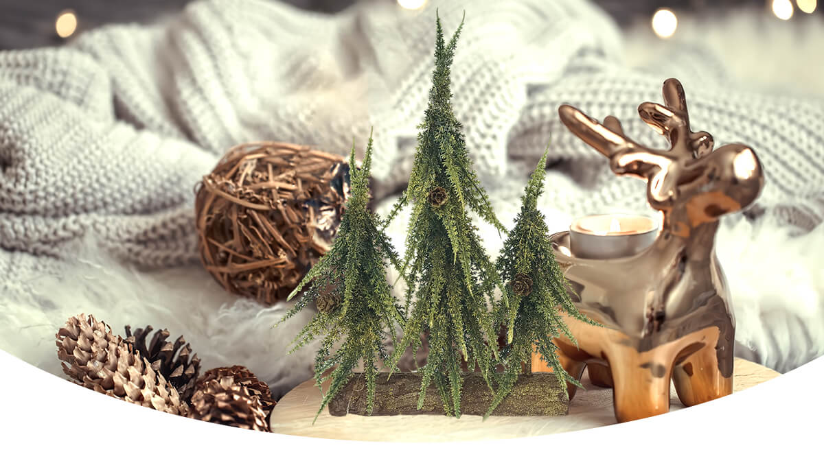 Pequeño árbol de Navidad decorado Pequeño árbol de Navidad decorado