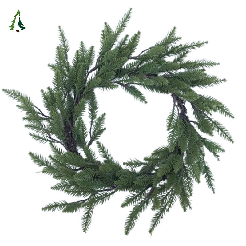 Coronas navideñas en la puerta principal Coronas navideñas en la puerta principal