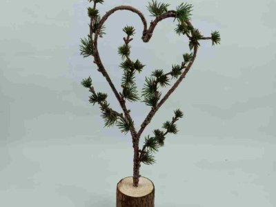 The Queen of Christmas's Snowflake Christmas Tree: Elevating Festive Elegance with Timeless European Luxury