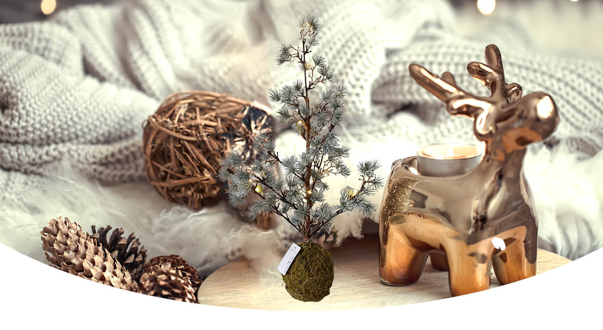 Белая рождественская елка предварительно освещена