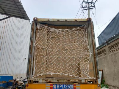 Jingle jusqu'au Royaume-Uni ! Deux conteneurs de décorations de Noël artificielles viennent d'être expédiés !